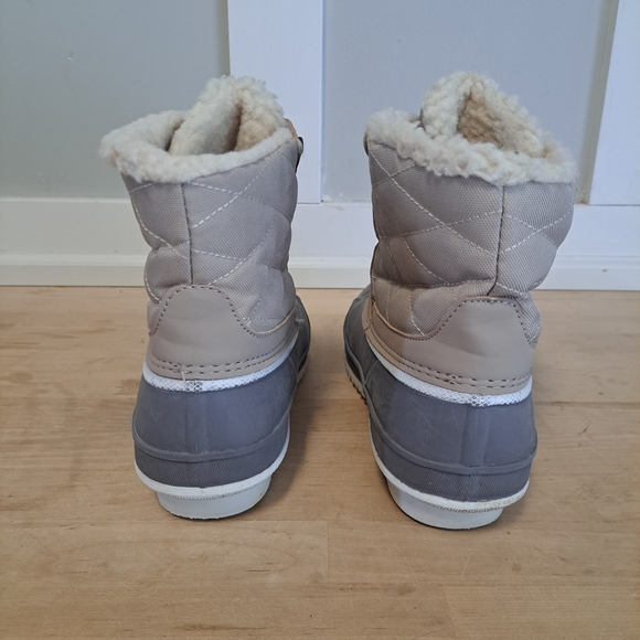 Khombu Waterproof Winter Duck Boots
Size: 8 - Picture 3 of 5